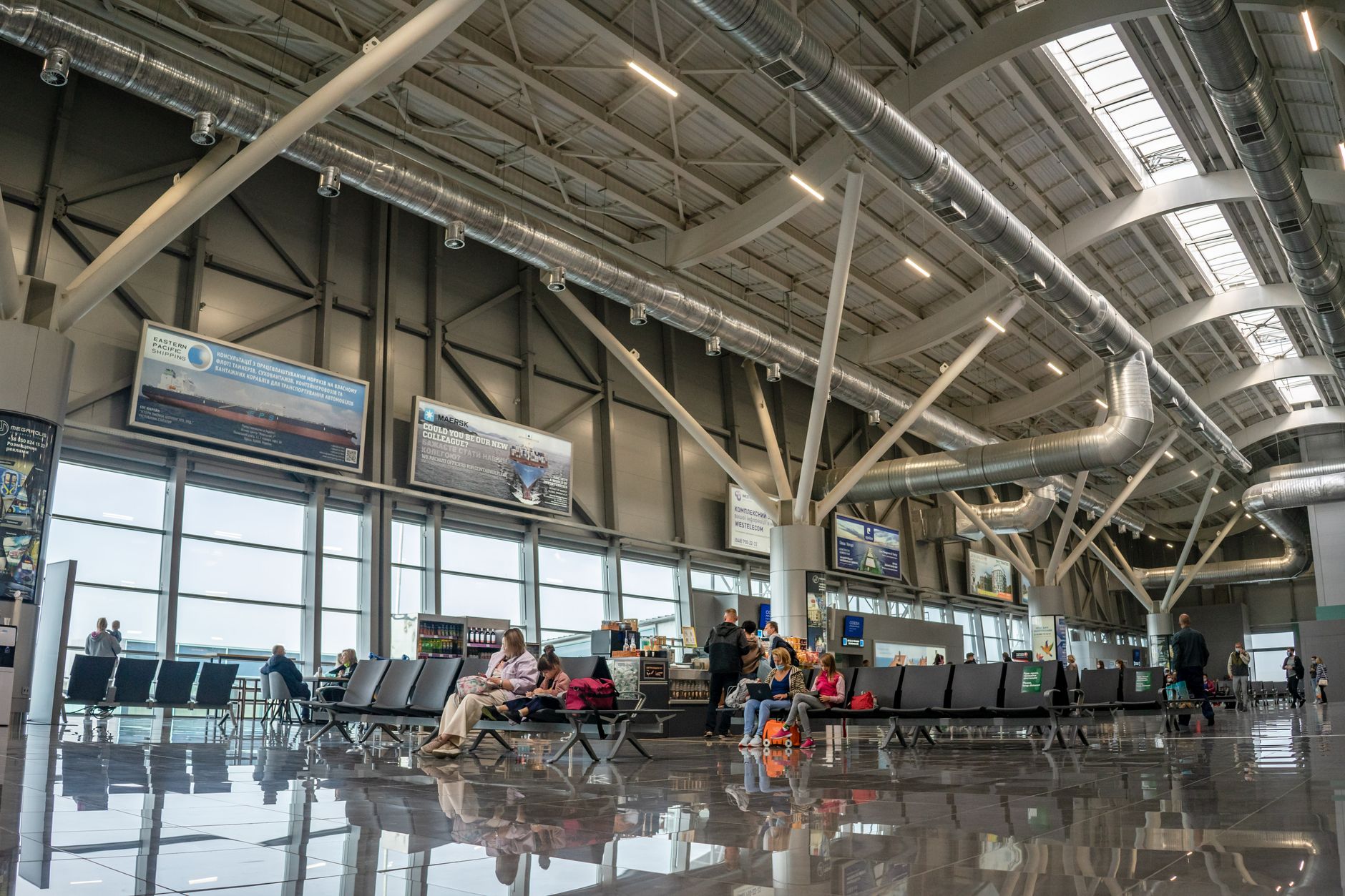 Flughafen Düsseldorf Ankunft: zwei Bahnhöfe, drei Terminals