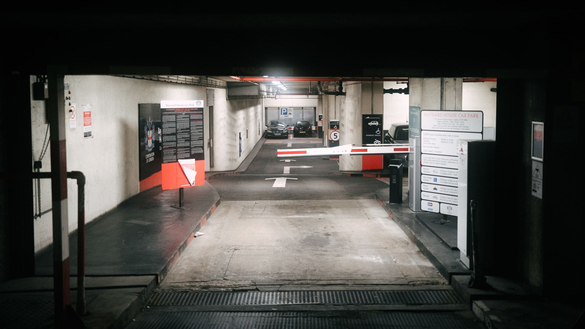 Flughafen Frankfurt Terminal 1: parken, Einfahrt, Ebene